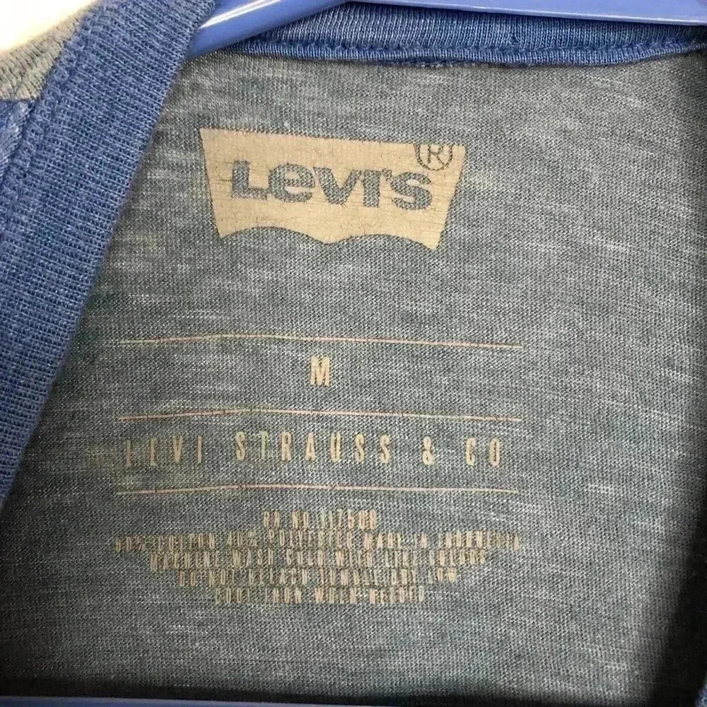 Levi’s  T-Shirt Grey/Blue Front Pocket Size Medium - Picture 8 of 16